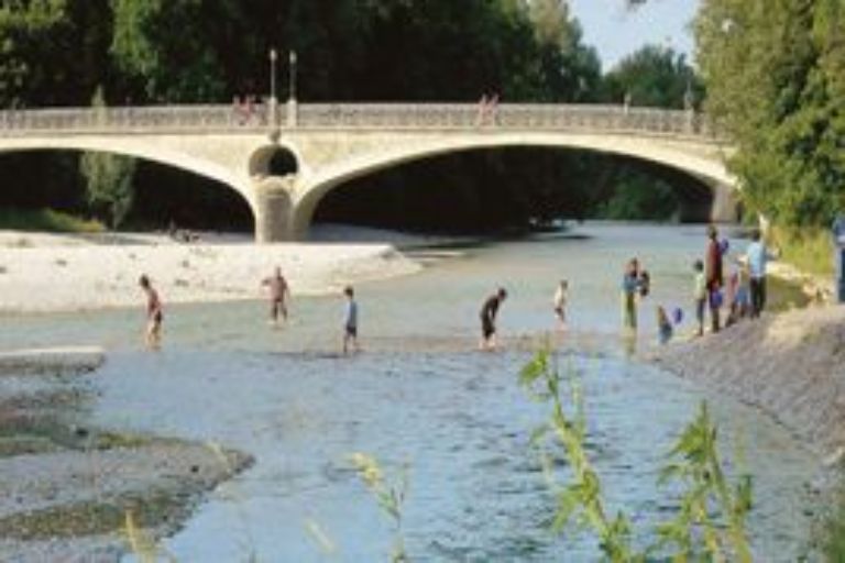 Baden in einem Fluss mitten in einer Millionenstadt