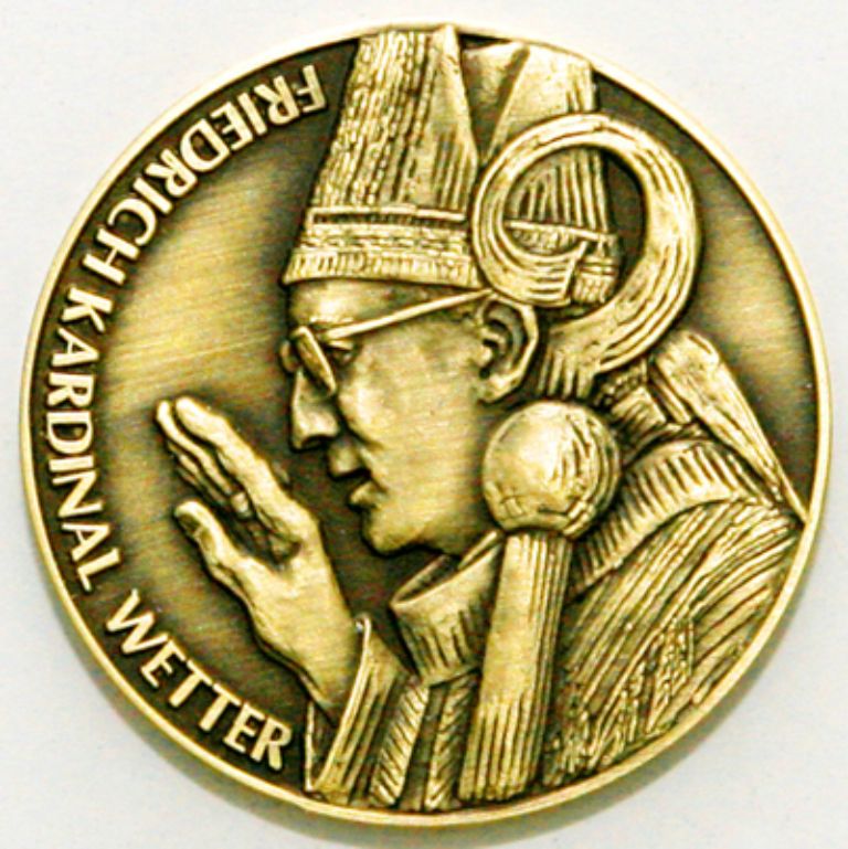 Die goldene Ehrenmünze mit Friedrich Kardinal Wetter