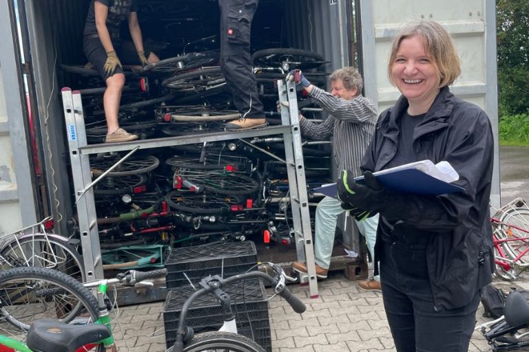 Engagierte packen Fahrräder für Harare in Container