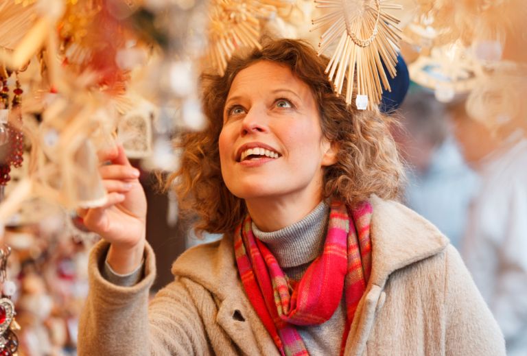 Eine Frau freut sich über Strohsterne
