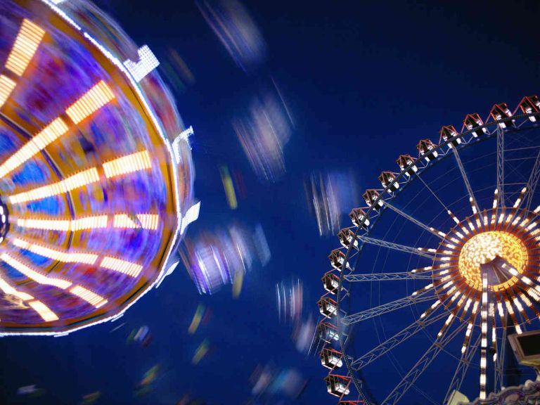 Kettenflieger und Riesenrad nachts auf dem Oktoberfest