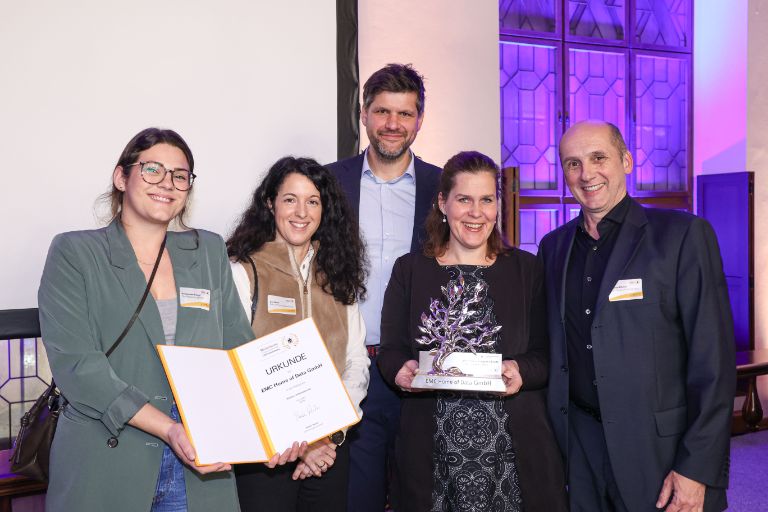 v.l.: Annamarie Dangl (TheResponse gGmbH), Eva Huter (EMC Home of Data GmbH), Simon Tangerding (Schutzgemeinschaft Deutscher Wald Landesverband Bayern e.V.), Verena Dietl (Bürgermeisterin), Bernhard Huter (EMC Home of Data GmbH)