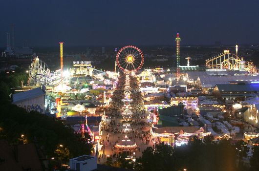 Das Oktoberfest bei Nacht