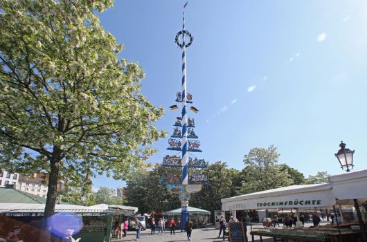 Viktualienmarkt mit Maibaum