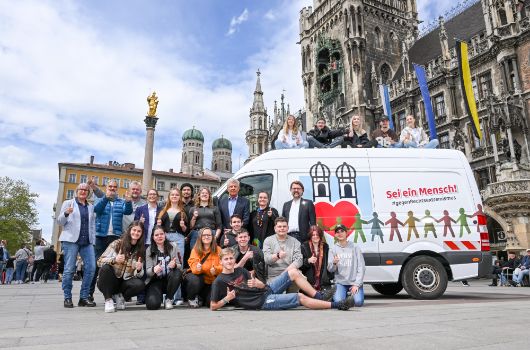 Transporterfahrzeug und Personen auf dem Marienplatz