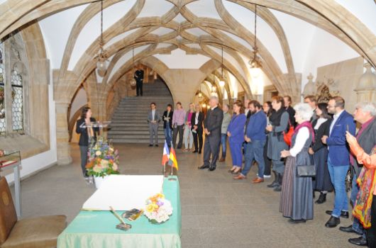 Stadträte und die Delegation aus Bordeaux im neuen Rathaus