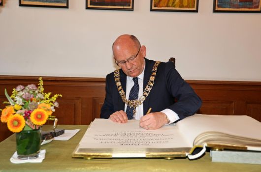 Lord Provost Robert Aldridge, Oberbürgermeister von Edinburgh, trägt sich in das Goldene Buch ein