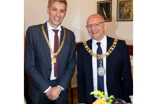 Lord Provost Robert Aldridge, Oberbürgermeister von Edinburgh, mit Bürgermeister Dominik Krause