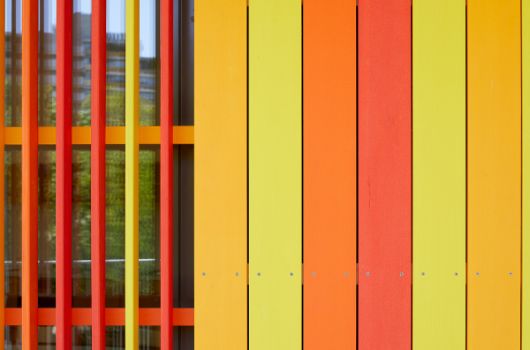 Detailaufnahme Holzlamellen-Fassade mit Fensterverkleidung