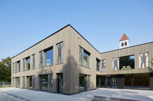 Großzügige Terrassenfläche nach Süden zum Gartenbereich