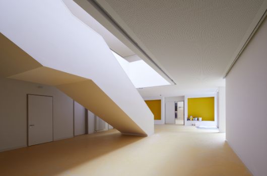 Eingangsbereich mit Garderobenzone mit freistehender Treppe