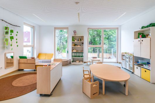 Gruppenräume mit hellen Möbeln ausgestattet