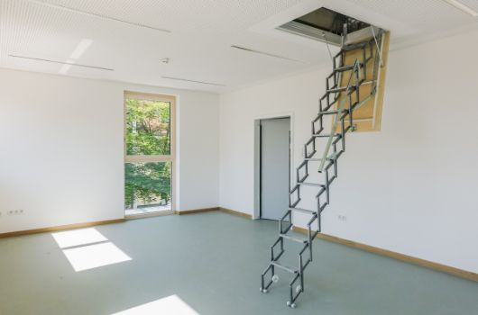 Personalraum und Flachdachtreppe