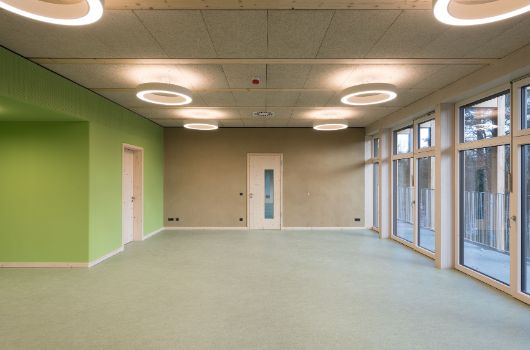 Gruppenraum mit der Decke mit Holzwolleleichtbauplatten