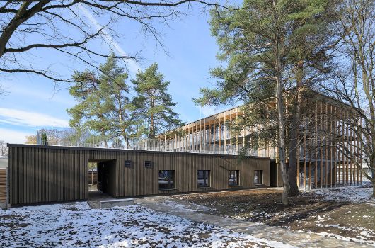 Mit separatem Eingang von der Heinrich-Wieland-Straße aus hat das Referat für Gesundheit und Umwelt für ihre Mitarbeiter eine Beratungsstelle mit 3 Büros und einem Besprechungsraum angemietet. Auf dem Dach des erdgeschossigen Baus befindet sich ein biodiverses Gründach. Durch die Anordnung der Baukörper ist der sich dahinter befindende Freispielbereich der Kinder vom Verkehrslärm abgeschirmt.