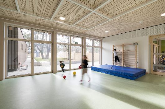 Im Mehrzweckraum können die Kinder turnen und toben, es gibt eine Boulder- und Sprossenwand und Möglichkeiten, Sportgeräte wie Slackline und ähnliches zu befestigen.