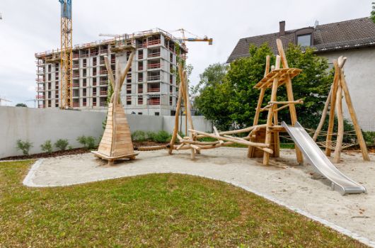 Außenspielfläche mit Rutsche