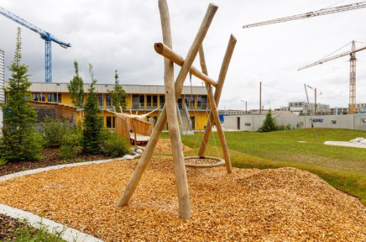 Außenspielfläche mit Schaukel