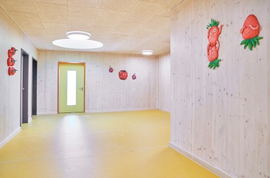 Flurbereich mit Kunst am Bau Thema „ Freche Früchte“ von Nigin Beck