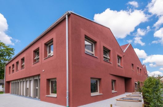 Gebäudekörper mit gefaltetem Dach