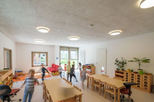 Gruppenraum mit Blick auf die Außenspielfläche