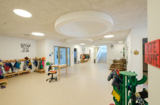 Spielflur mit Lichtkonen