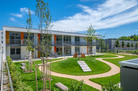 Großzügige Außenspielfläche