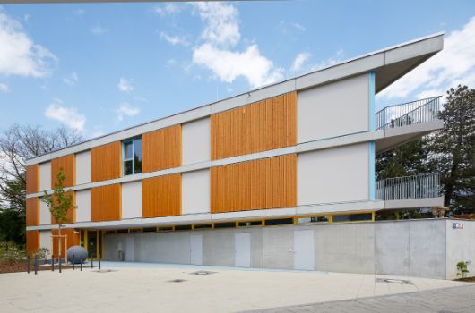 Ansicht West Gebäudeeingang mit geschlossenen Außenjalousien