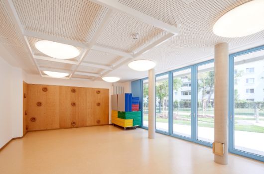 Turnraum im Ergeschoss mit Zugang Terrasse und Garten