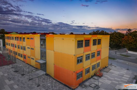 Die fertige Schulpavillonanlage in den Abendstunden