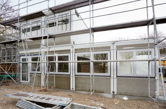 Gerüstaufbau für spätere Fassadenarbeiten