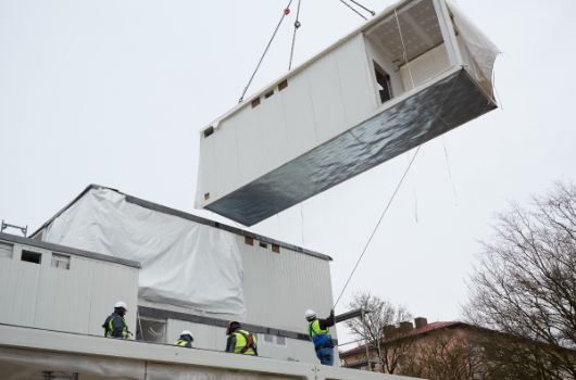 Setzung der Module durch mobilen Krahn