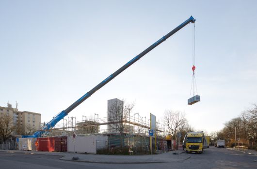 Entladung und Verkranung der Raummodule durch Autokran