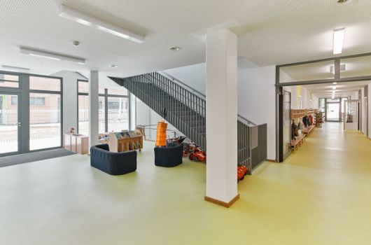 Spielecke und Wartebereich für Eltern im Erdgeschoss