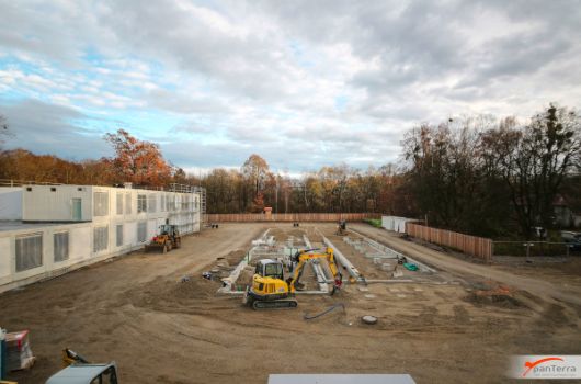 Die ersten Module für Haus 1 werden aufgestellt