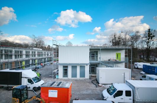 Bei Haus 1 wird die Holzfassade montiert