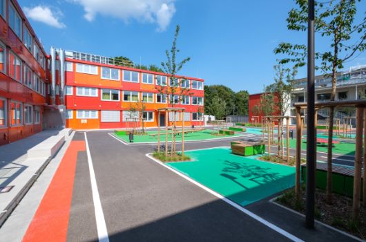 Pausenhof zwischen den zwei Schulpavillons