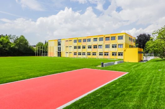 Blick von fast fertiggestellter Schulsportanlage Richtung Norden