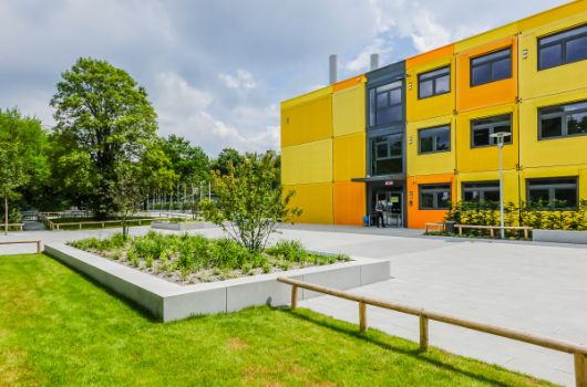 Haupteingang mit nordöstlichem Pausenhofbereich