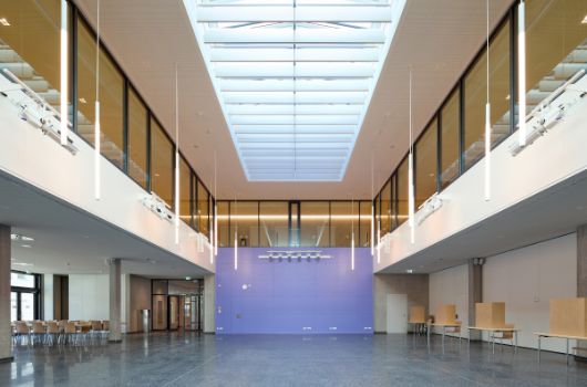 Mensa - Blick in Richtung Bühne beziehungsweise Mittelschule