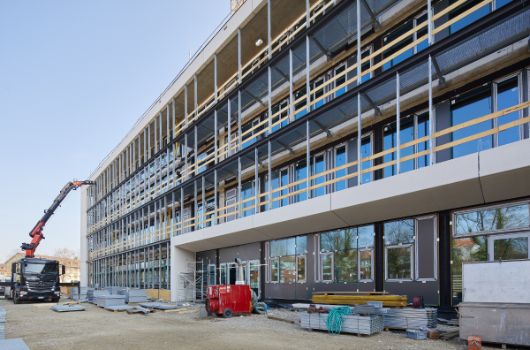 Eingangsportal zur Schule