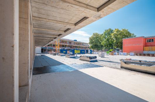 Blick auf die Mittelschule (links) und die   Mobile Raumeinheit (rechts)