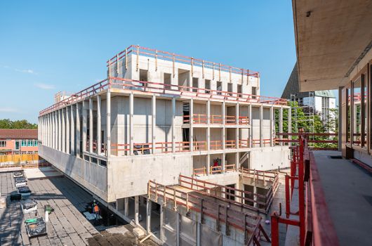 Rohbau Sporttrakt aus Stahlbeton