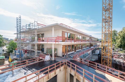 Dreigeschossige Mittelschule mit Blickrichtung Süden