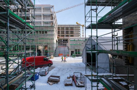 Eingangbereich Grundschule mit Blick auf Aufgang Pausenhof Gymnasium