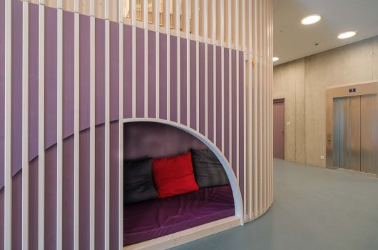 Spielnische in der Treppenkonstruktion - Haus für Kinder