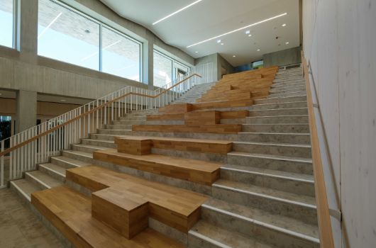 Himmelstreppe mit Sitzgelegenheit - Foyer Grundschule