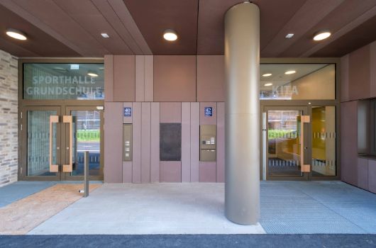 Haupteingang Haus für Kinder sowie außenliegender Zugang zur Sporthalle 