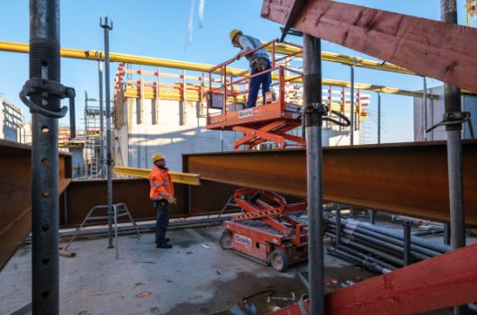 Provisorische Stahlträger zur Bauunterstützung im Südcluster Gymnasium