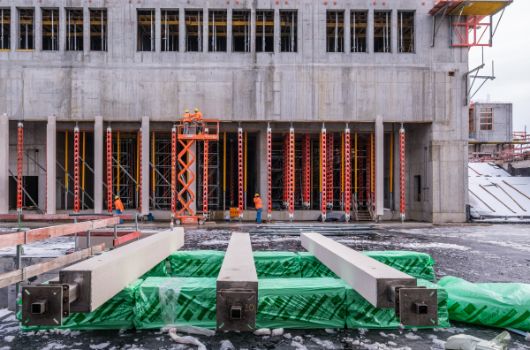 Setzen der Stützen am Eigangsbereich des Gymnasium
